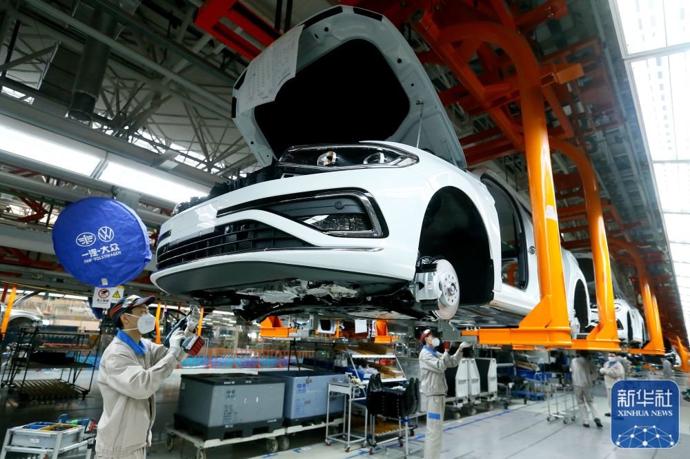1月28日，工人在山东省青岛市即墨区一家汽车制造企业车间装配汽车。新华社发（梁孝鹏 摄）