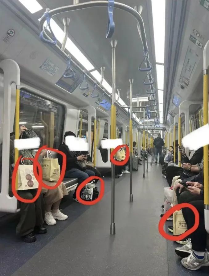 〓 深圳到香港的地铁上一车鲍师傅
