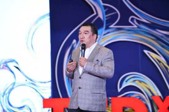 哈佛天才放弃百万年薪,到中国农村,给30000个孩子当爸