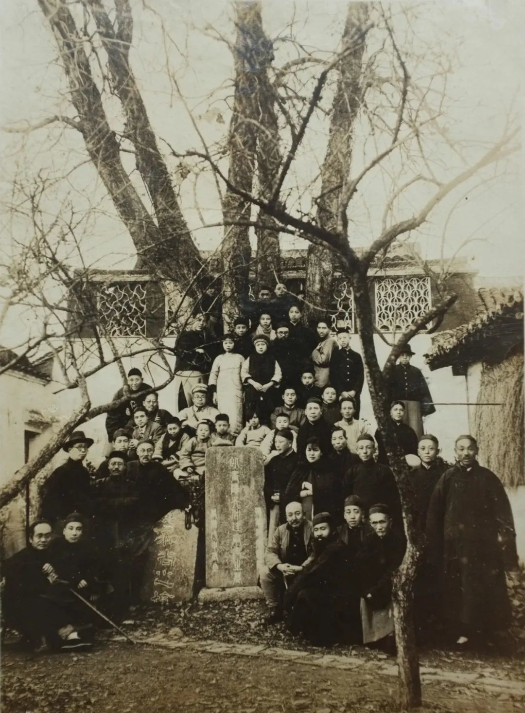 黄宾虹、张大千等在嘉善县吴镇墓前合影 1930年12月13日摄