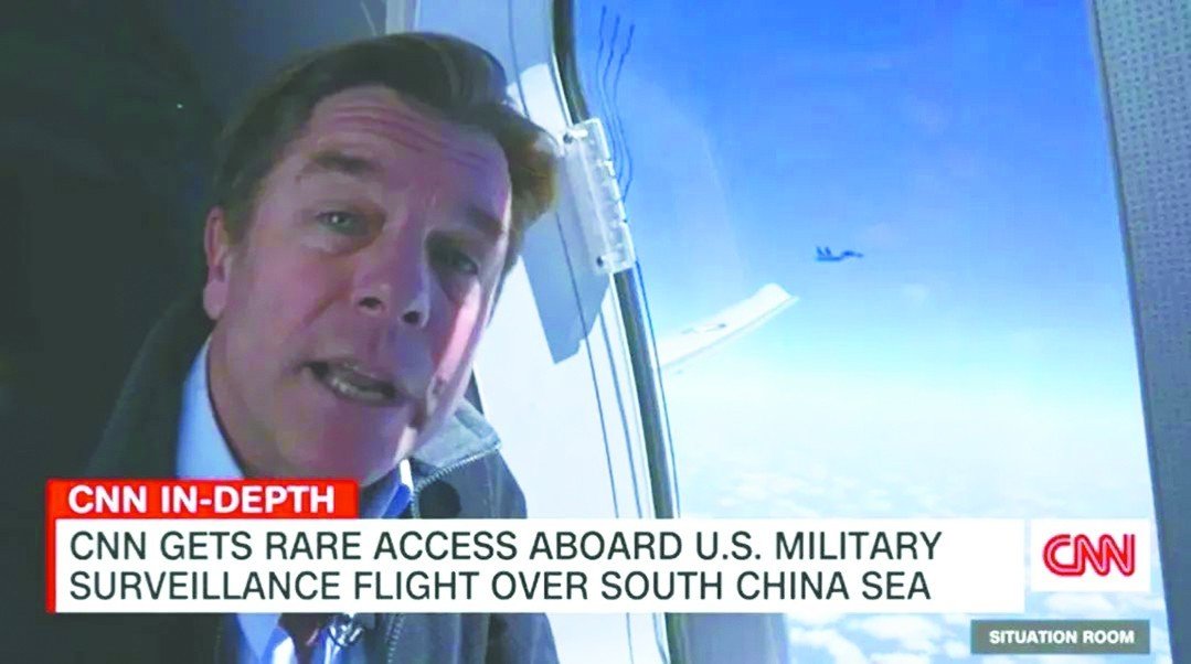 CNN记者日前跟随美军机赴南海“嵌入式”报道，远处为执行拦截任务的中国军机。