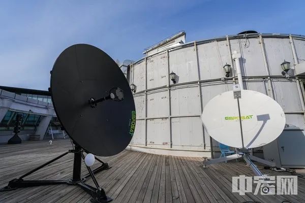 1.8米口径便携式地面站和1.5米气象科普站 中宏网记者 富宇 摄