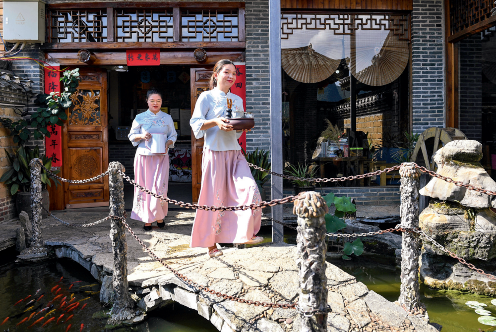 广西阳朔县一家民宿的服务人员忙碌待客(2020年7月4日摄) 曹祎铭摄/本刊