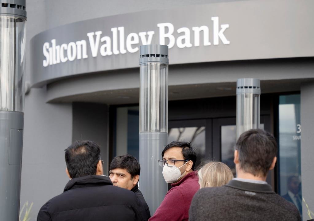 3月13日，客户在美国加利福尼亚州圣克拉拉市硅谷银行总部外排队等候办理业务。新华社发（李建国摄）