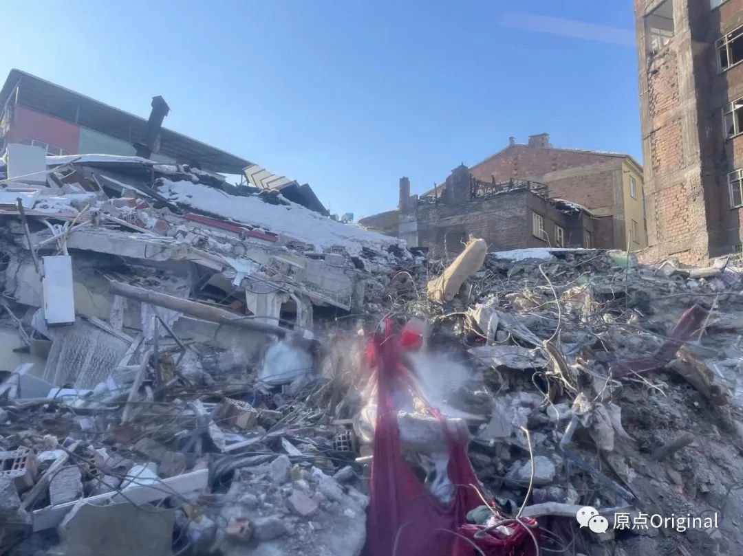地震的破坏性巨大。受访者供图