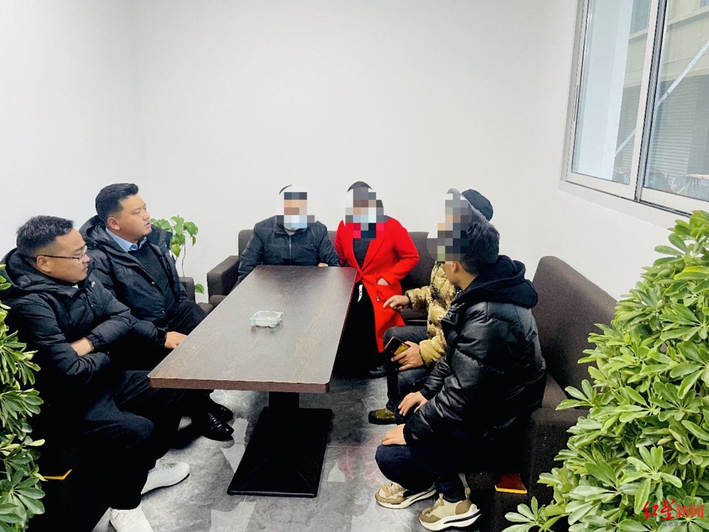 ↑民警找到为爱私奔的女子