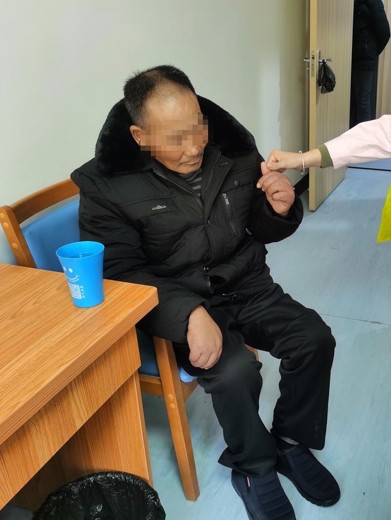 宣世才几乎从不主动与人交流,别人跟他说话,他也很少回应。