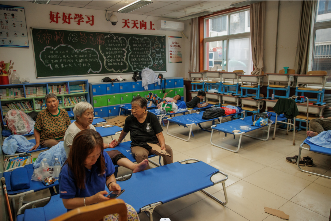 ▲2023年8月2日，北京門頭溝妙峰山民族學校臨時安置點，村民在休息。新京報記者 王子誠 攝