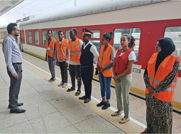 中企承建并运营的非洲第二条跨国铁路亚吉铁路，连接埃塞俄比亚和吉布提，被誉为新时代的坦赞铁路。图为亚吉铁路德雷达瓦车务段段长艾米尔（左一），正在对当地员工进行行车组织管理。图|北京日报