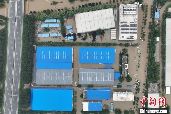 8月5日，中图网仓储中心所在区域依然有大量积水。(无人机照片)中新社记者 韩冰 摄