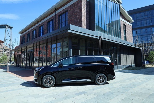 脚踢埃尔法拳打艾维亚,腾势D9 EV体验报告