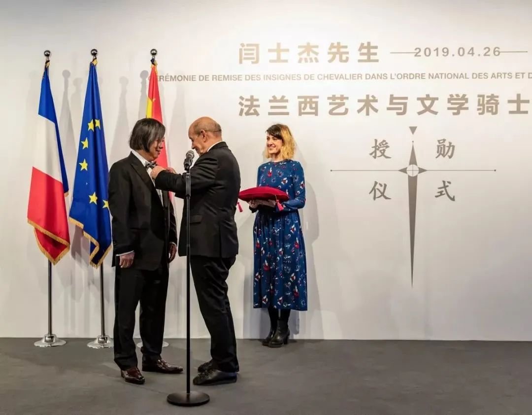 ▲ 授勋仪式现场,法国外交部长让-伊夫·勒德里昂(Jean-Yves Le Drian,右)为红砖美术馆馆长闫士杰(左)授勋
