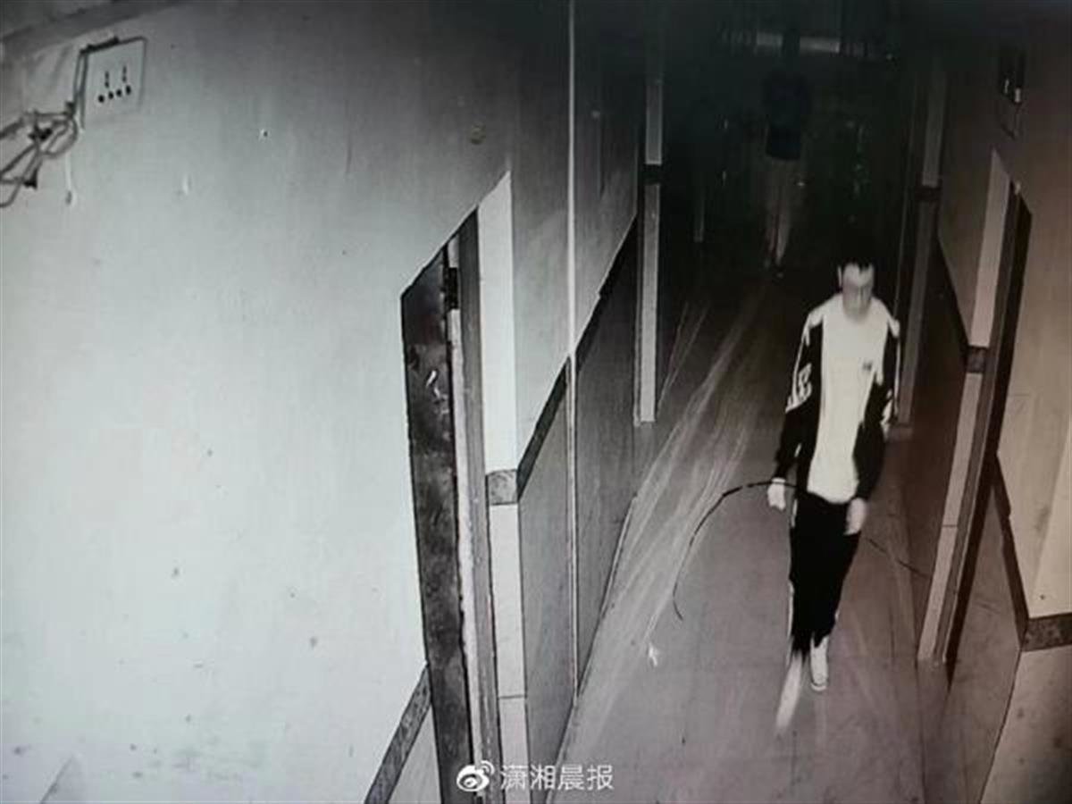 最后出现在监控中的胡鑫宇(图片来源:潇湘晨报)