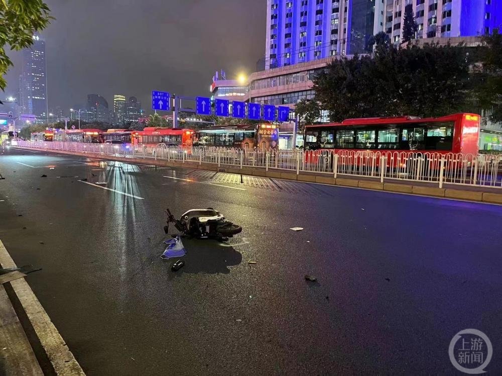 ▲现场散落的部分车辆部件。图片来源/受访者供图