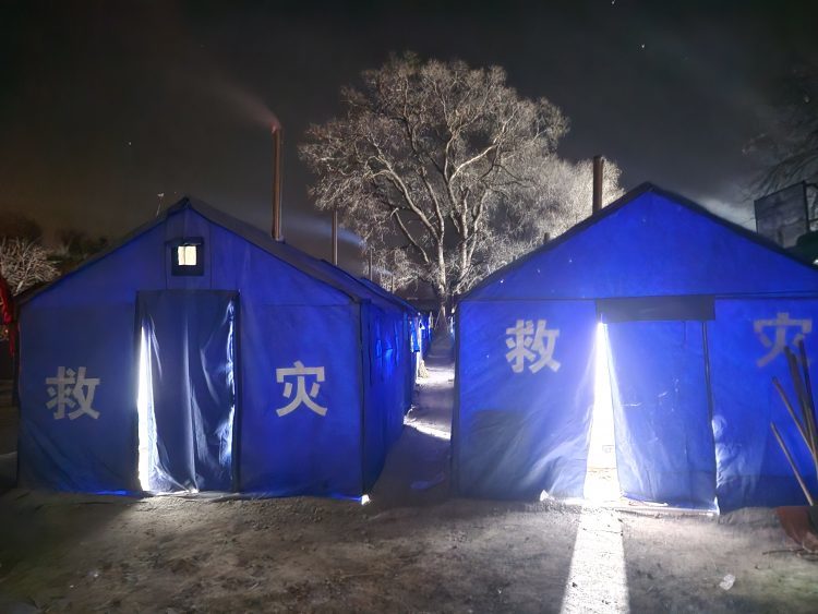 受灾群众临时居住的帐篷内灯火通明。受访者
