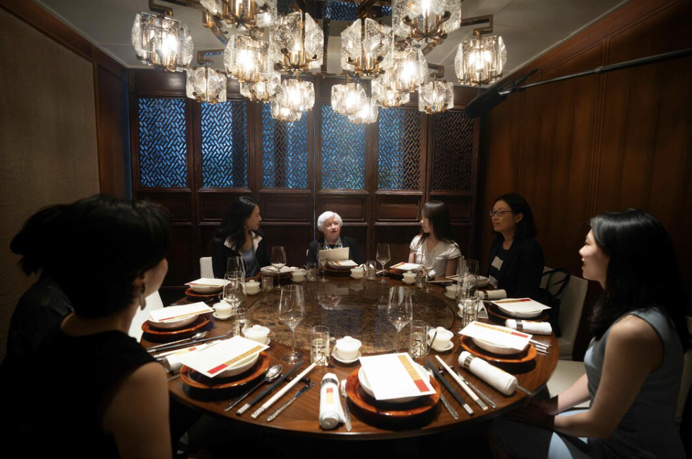 ◆今年7月，美国财政部长耶伦访华期间，在京与一群中国女性经济学家和企业家共进午餐。