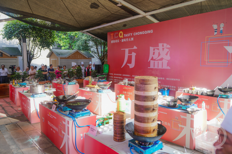 留学生跟着大厨学做重庆美食 品尝后齐赞“美味”_凤凰网