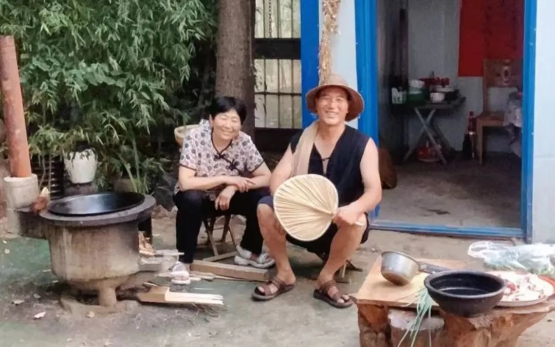 王孟阁夫妇在农家院。图/@王孟阁(啦呱)