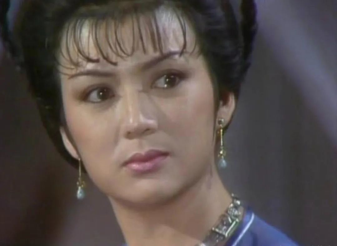 还记得《庆余年》里的小叶轻眉吗？18岁的她长这样…