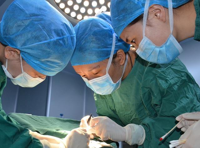 ▲唐玖鸿副院长开展视网膜脱离手术