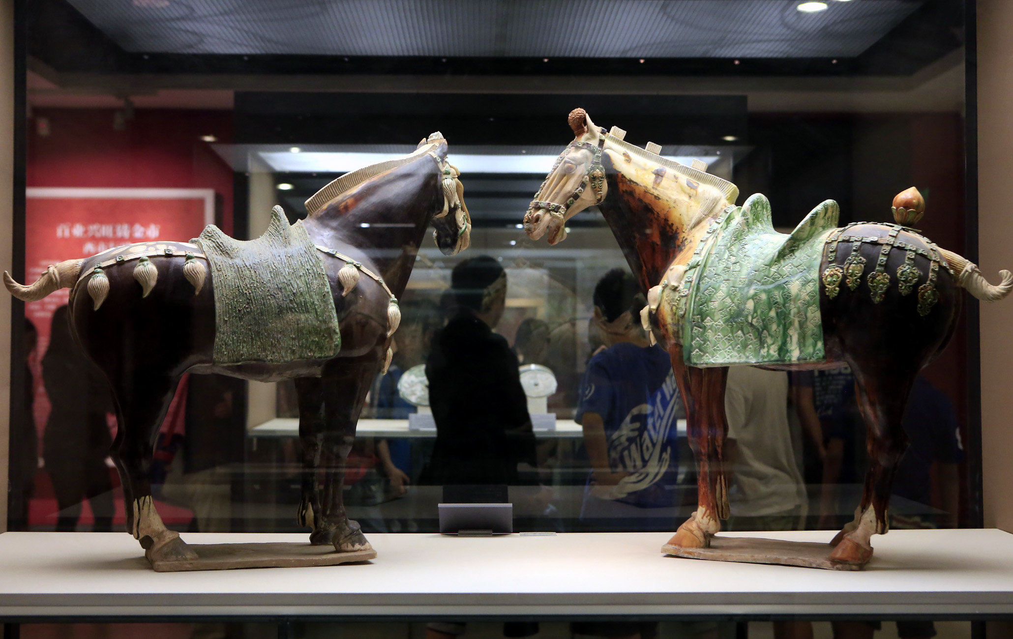 游客在西安大唐西市博物馆参观"丝绸之路"相关文物展.