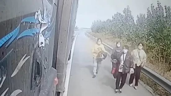 2022年10月30日，河南郑州，卡车司机王桂政在高速公路边停车，拉上4名徒步返乡者。受访者供图