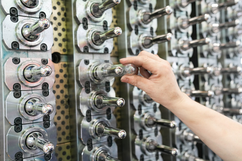 在台州市黄岩区智能模具小镇，国家级专精特新“小巨人”企业西诺控股集团有限公司工作人员在自主研发的注塑机上测试模具。