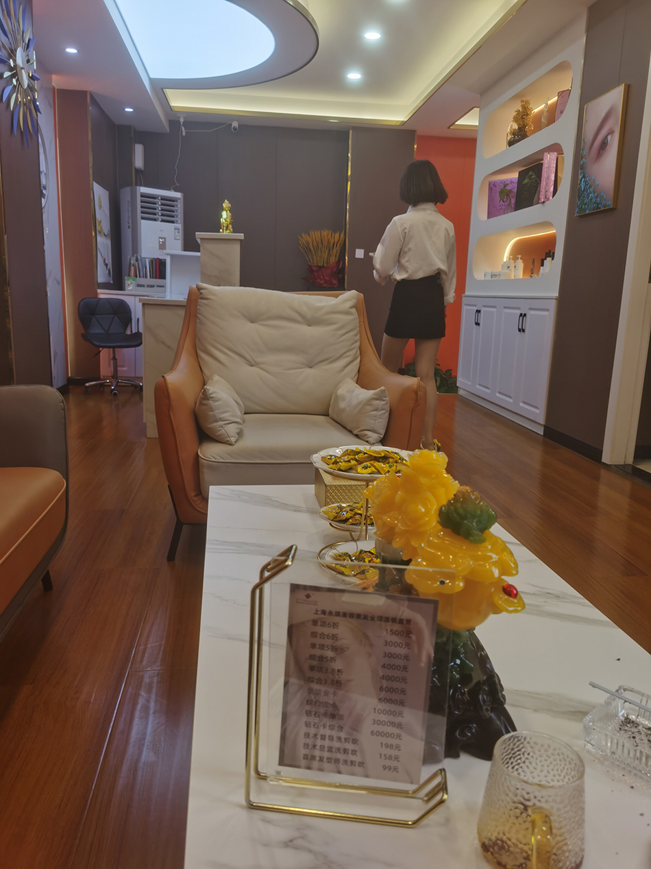 接待顾客按摩的房间位于永琪护肤造型湖津支路门店三楼,项目菜单中有泡澡,但杨经理称从来没有泡过澡。