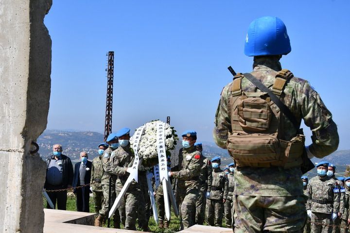 ↑中国维和官兵在黎巴嫩南部希亚姆镇向烈士纪念碑敬献花圈（2021年4月4日摄）。新华社发（丁文栋 摄）