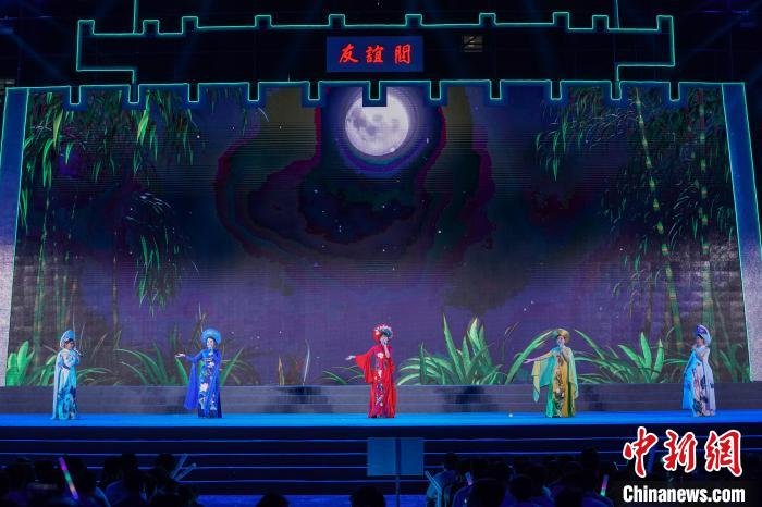 图为越南歌手演唱歌曲《过桥风吹》。　陈冠言 摄