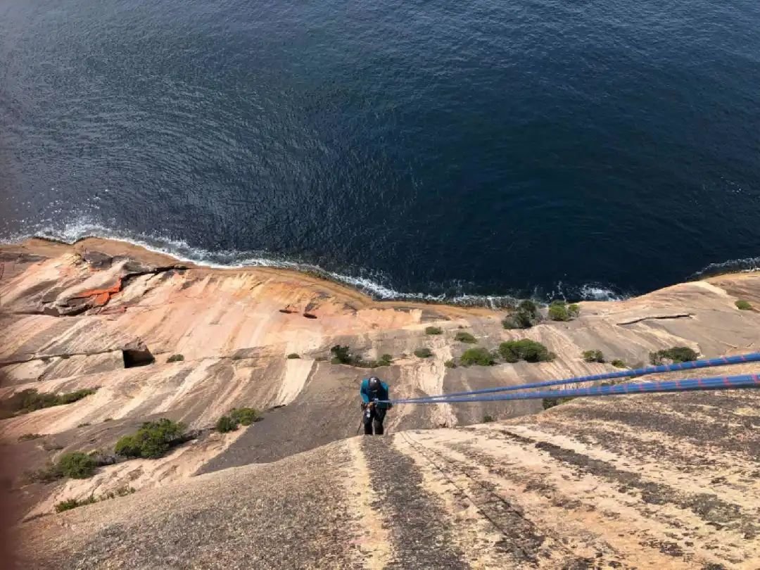 Dane 在塔斯马尼亚岛海边的峭壁上攀岩