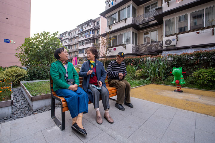 社区的居民在老旧小区改造后建成的休闲场地聊家常(2022年11月1日摄)