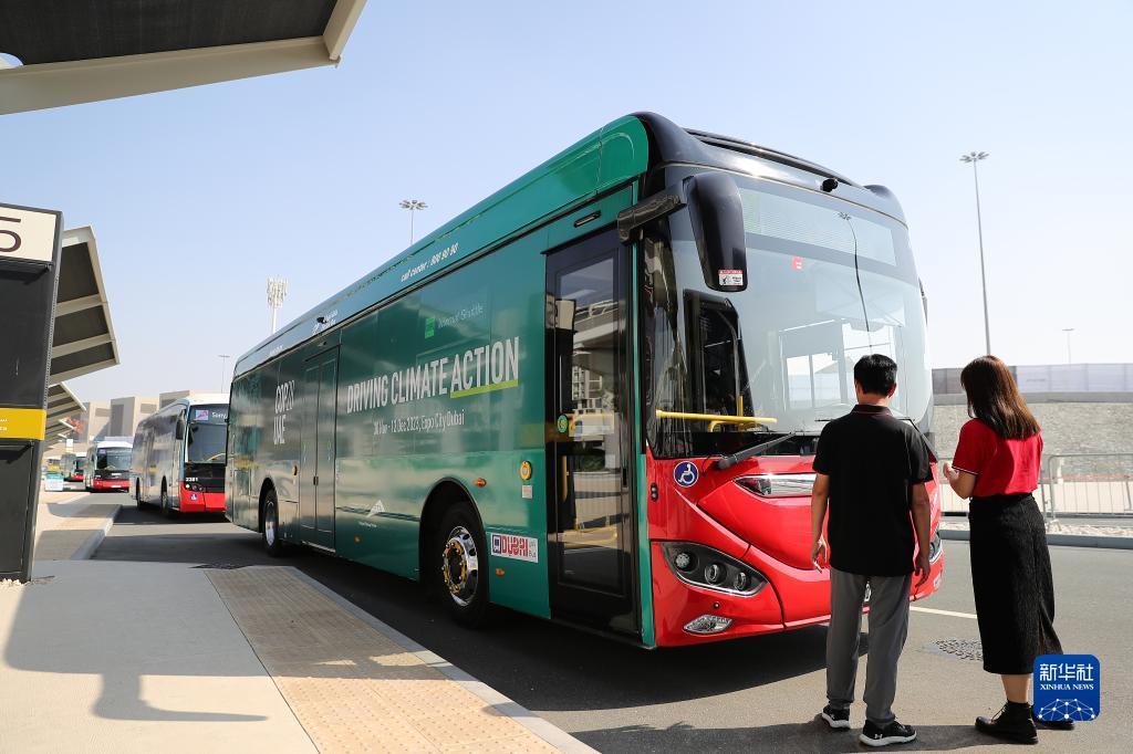 12月3日，中国苏州金龙公司的海格电动巴士停靠在联合国气候变化迪拜大会的摆渡车站点。新华社记者 王东震 摄