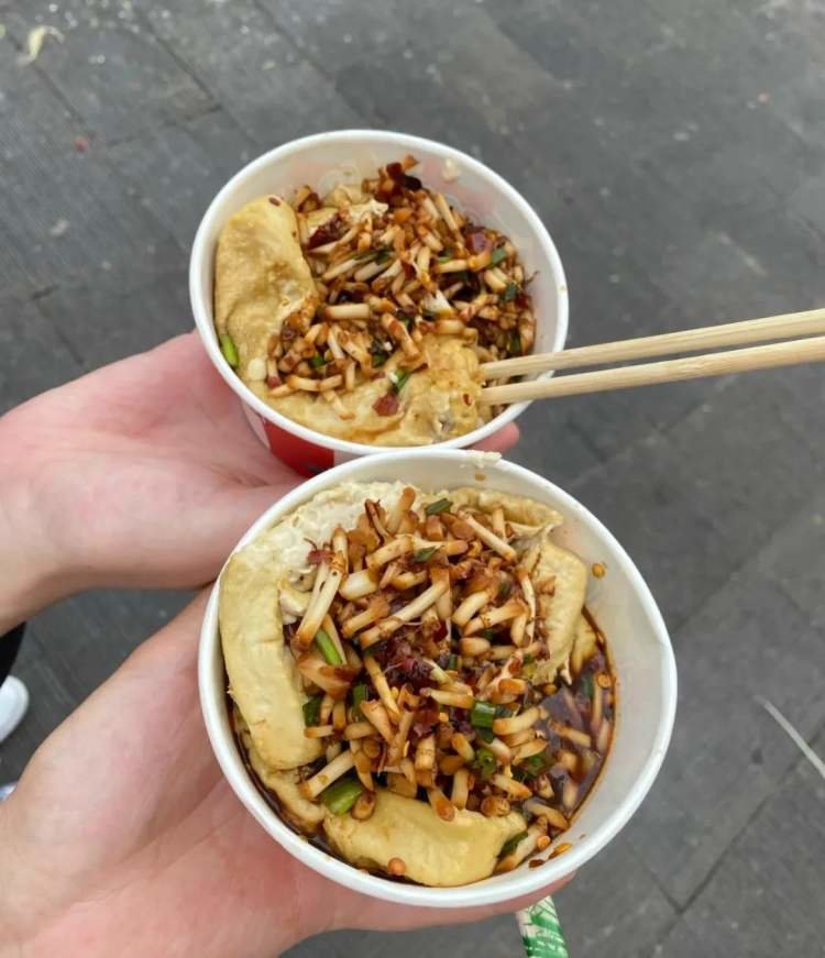 △这种塞满折耳根的豆腐,又被称为“恋爱豆腐”。/小红书@偷吃甜食
