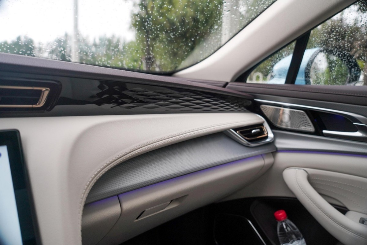 国货之光对比合资老将 全新红旗H5和丰田凯美瑞怎么选?