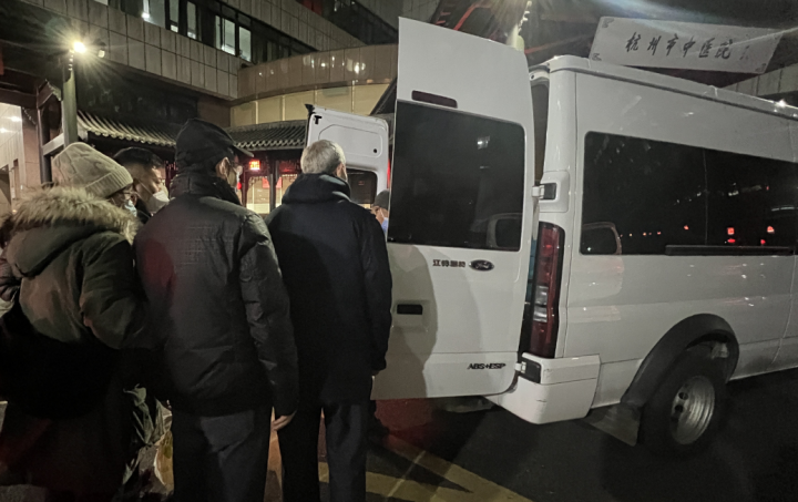 晚上6时20分左右,载着金爸爸遗体的车缓缓驶出医院,金晓宇目送离开。