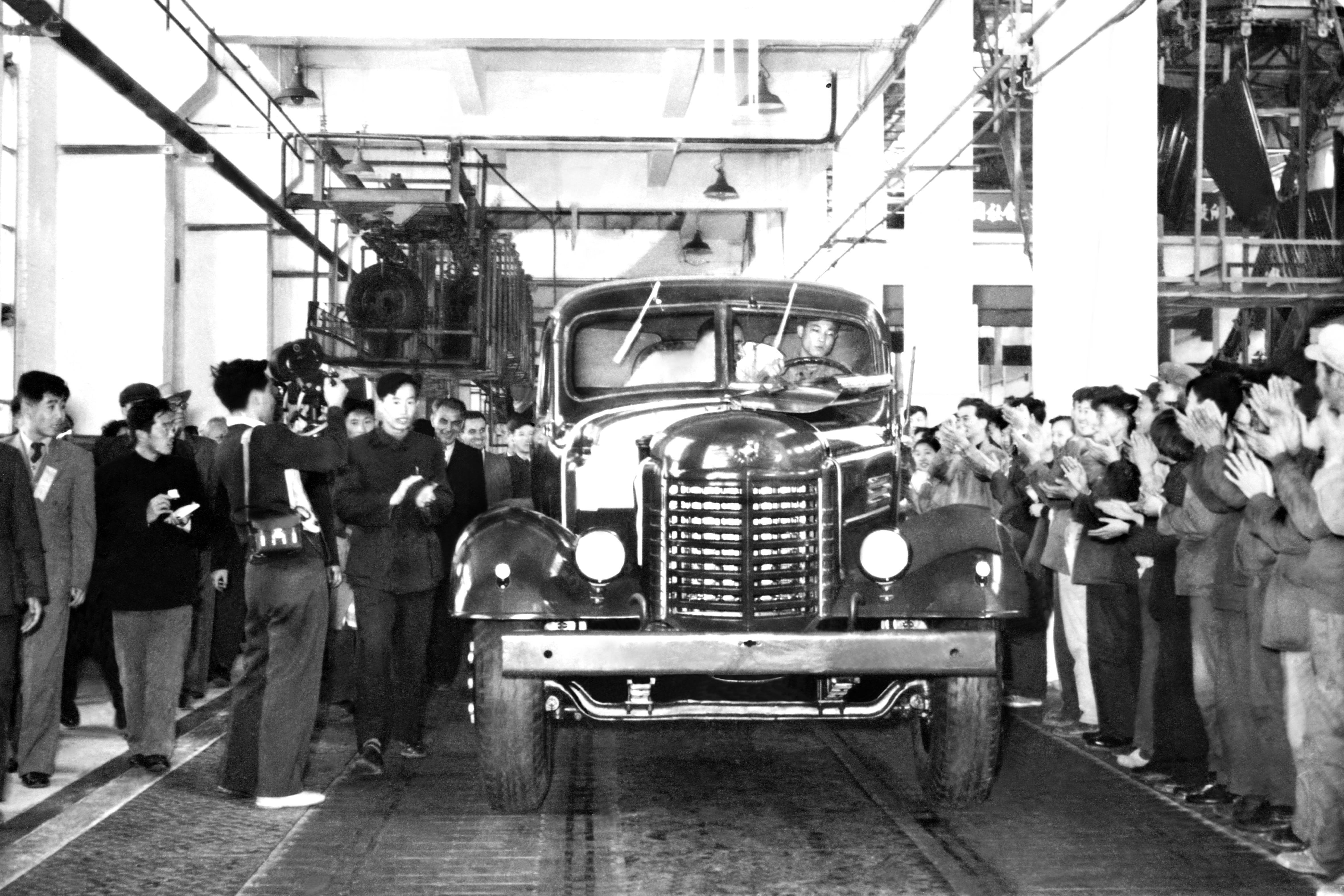 1956年7月,第一辆解放牌卡车ca10试制成功.(图/中国一汽集团网站)