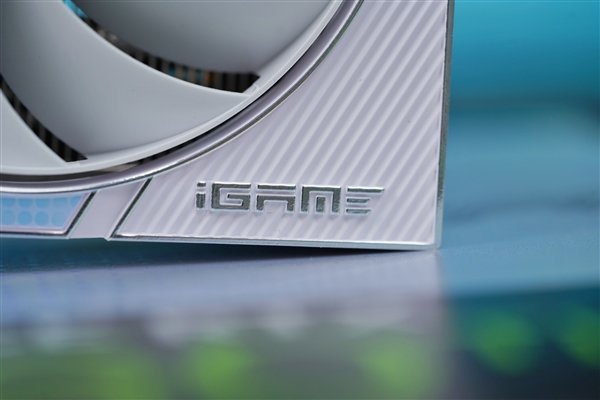 高颜值波普风!七彩虹RTX 4060 Ti Ultra W OC显卡图赏