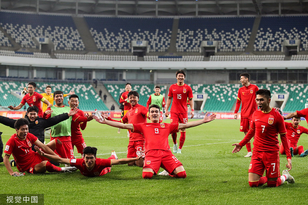 中国队赛后滑跪庆祝。