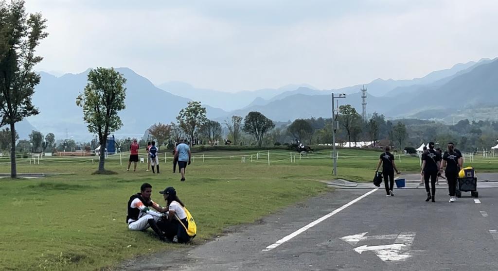 比赛结束后,利马耶(左)在赛场边。