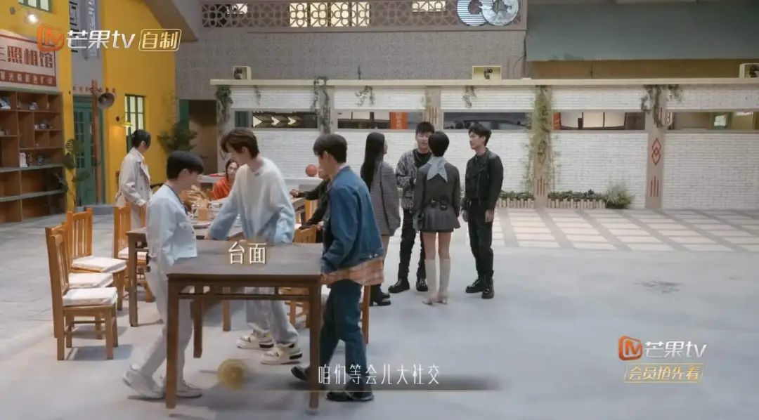 一句话都不说？以为她被孤立了…