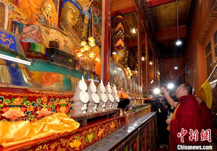 11月24日,班禅在白朗县长美坚寺礼佛。 中新社记者 李林 摄