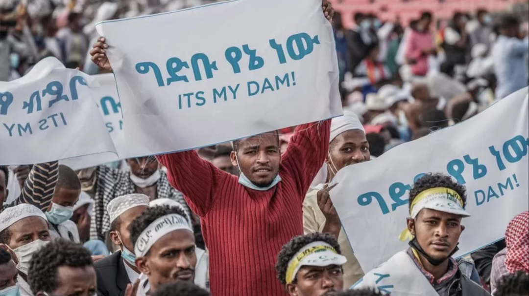 ▲ 埃塞俄比亚人在多次抗议活动中打出“it's my dam”标语，抗议他们认为的埃及“干涉”。图源：AFP