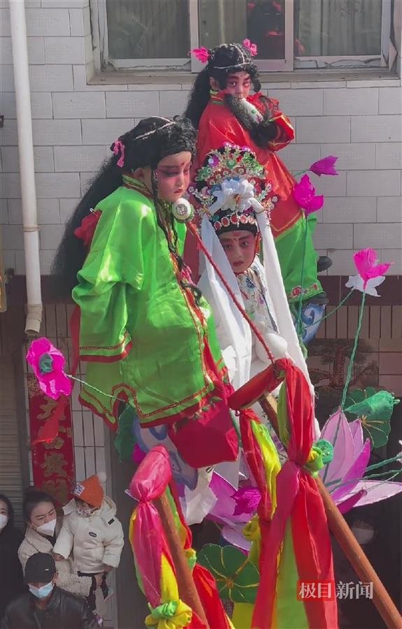 甘肃兰州铁芯子社火中“社火娃”出现困乏的一幕(来源:受访者供图)