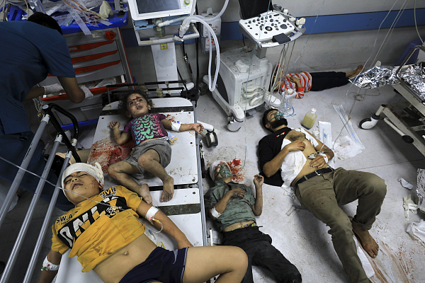 在以色列轰炸中受伤的巴勒斯坦人在希法医院等待治疗。图自视觉中国