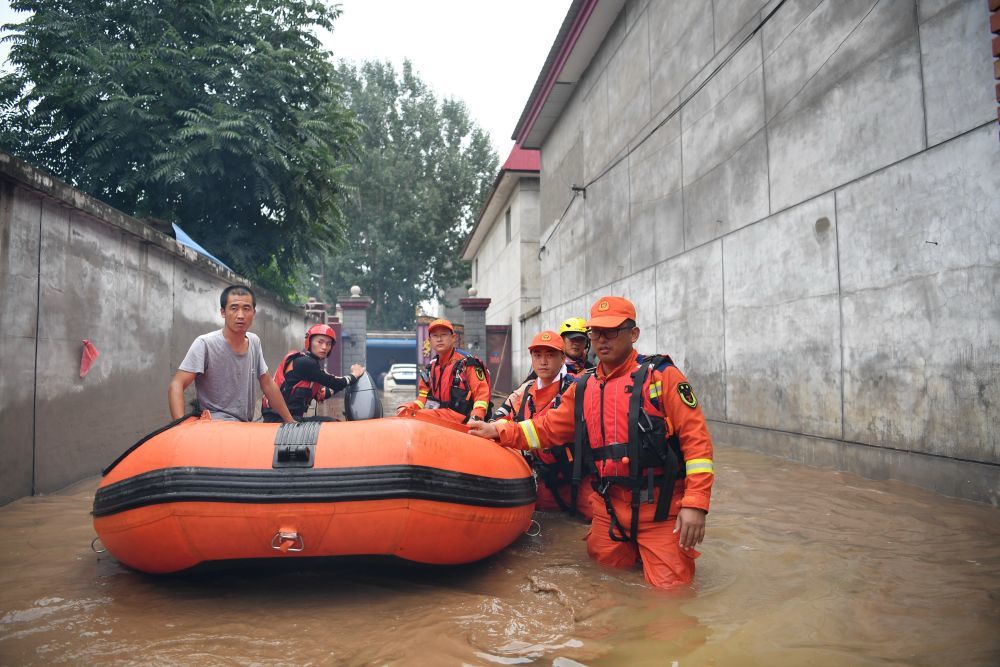 ↑8月3日，衡水市消防救援支队救援人员在涿州市码头镇沙窝村内开展救援工作。