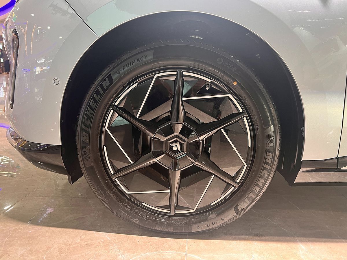 21.39万起,支持换电,Model Y+鸥翼门=TA,昊铂HT到店实拍