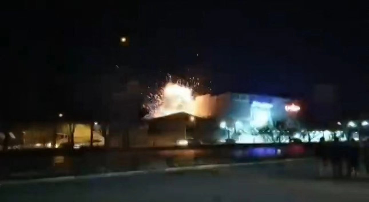 一段视频显示，伊朗伊斯法罕的一个军事工厂发生爆炸。图自《华尔街日报》 