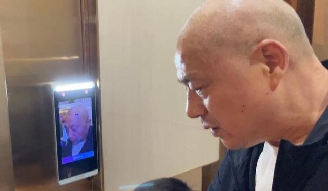 业主乘坐电梯只能“刷脸”。 记者孙笑天 摄