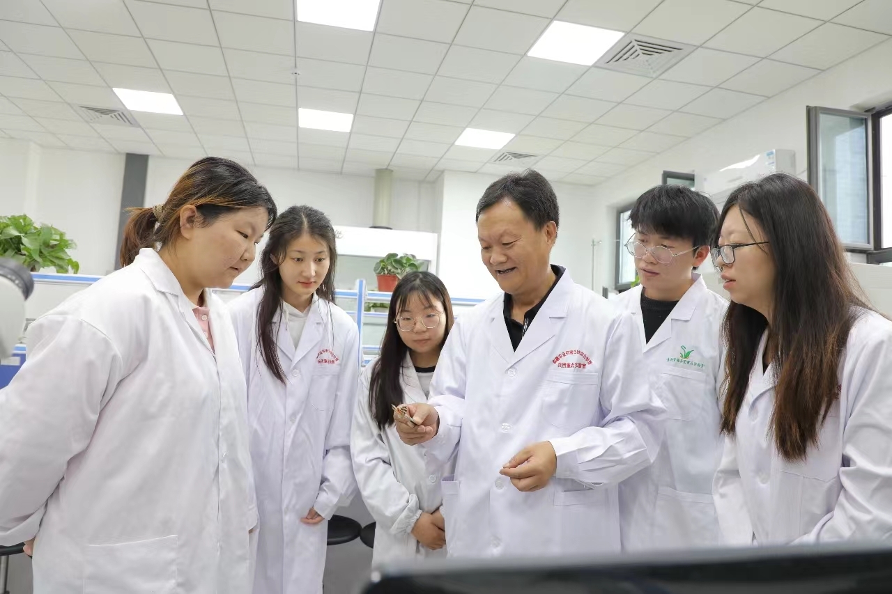 冯宏祖带领学生开展实验。阿迪力&middot;艾尼 摄